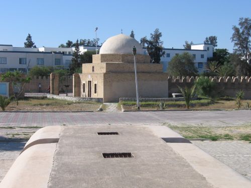 photo : 08 Marabout pres du bassin des Aghabites (19/05/2010)