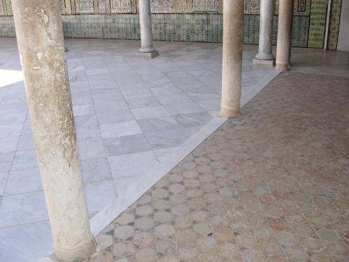 photo : 51 Sol en marbre dans la mosquee Sidi Sahbi (19/05/2010)
