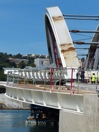 photo : Installation du pont Raymond Barre a Lyon 04 (03/09/2013)