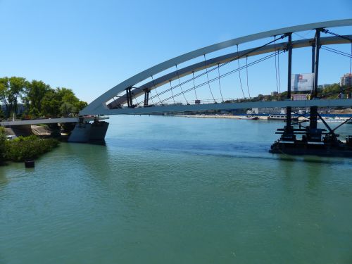 photo : Installation du pont Raymond Barre a Lyon 08 (03/09/2013)