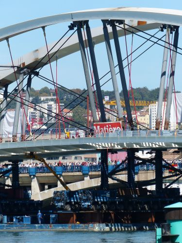 photo : Mise en place du pont Raymond Barre a Lyon 07 (03/09/2013)