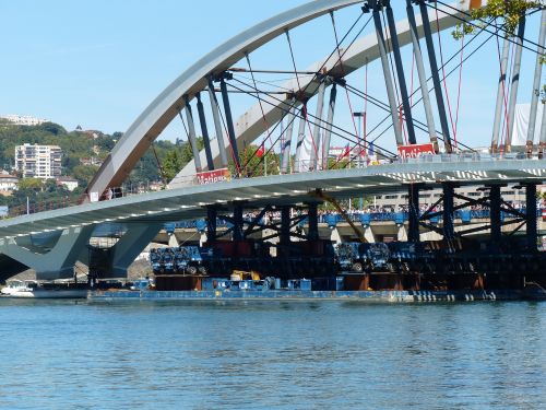 photo : Mise en place du pont Raymond Barre a Lyon 11 (03/09/2013)