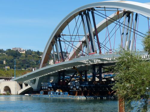 photo : Mise en place du pont Raymond Barre a Lyon 13 (03/09/2013)