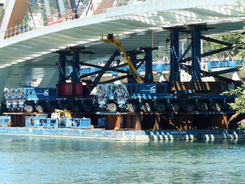 photo : Mise en place du pont Raymond Barre a Lyon 14 (03/09/2013)