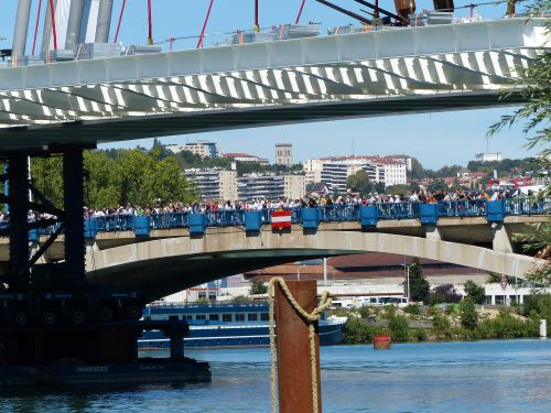 photo : Mise en place du pont Raymond Barre a Lyon 16 (03/09/2013)