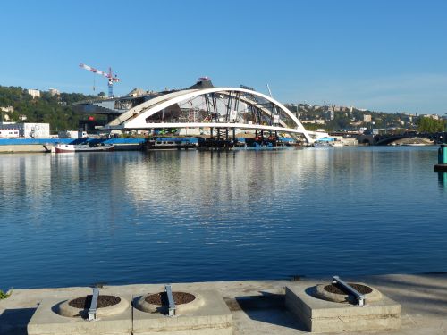 photo : _La passerelle raymond barre devant le musee des confluence a lyon 01 (03/09/2013)