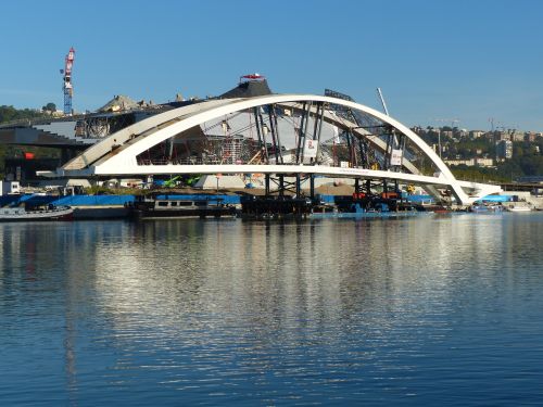 photo : _La passerelle raymond barre devant le musee des confluence a lyon 02 (03/09/2013)