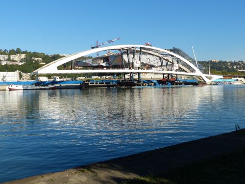 photo : _La passerelle raymond barre devant le musee des confluence a lyon 03 (03/09/2013)