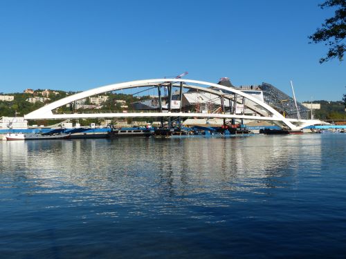 photo : _La passerelle raymond barre devant le musee des confluence a lyon 04 (03/09/2013)