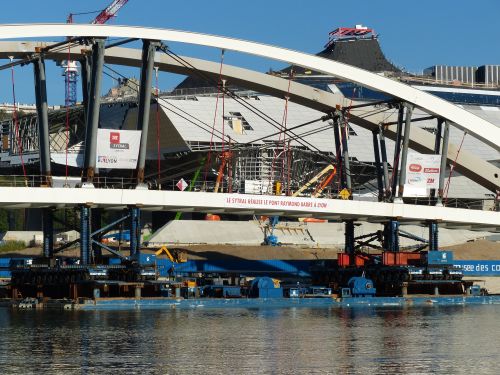 photo : _La passerelle raymond barre devant le musee des confluence a lyon 05 (03/09/2013)