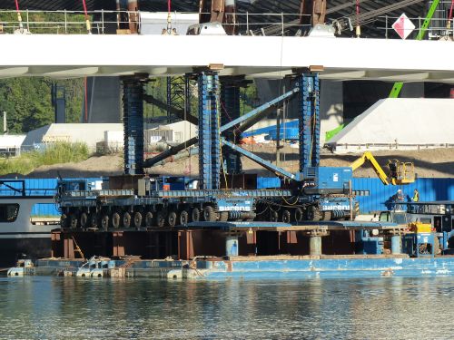 photo : _La passerelle raymond barre devant le musee des confluence a lyon 06 (03/09/2013)