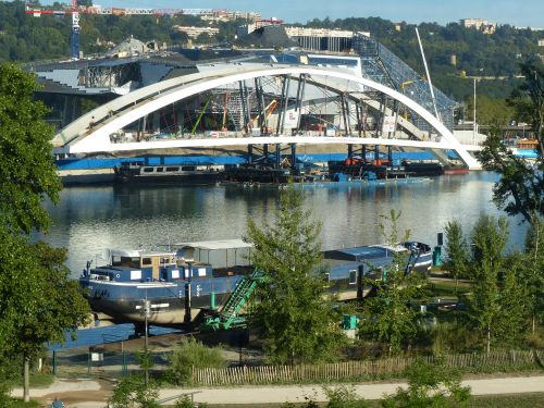 photo : _La passerelle raymond barre devant le musee des confluence a lyon 07 (03/09/2013)