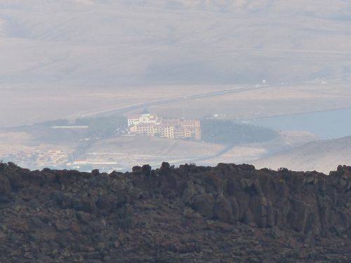 photo : 147 l hotel vu du pico de la zarza (26/10/2018)