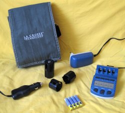 Chargeur de piles RS900 et ses accessoires.