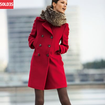 photo : manteau caban rouge en solde a moins 50 pourcent soit 45 euros