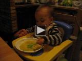 Vidéo : Esteban apprend a manger sa soupe (07/11/2009)