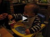 Vidéo : Esteban apprend a manger son petit suisse (07/11/2009)