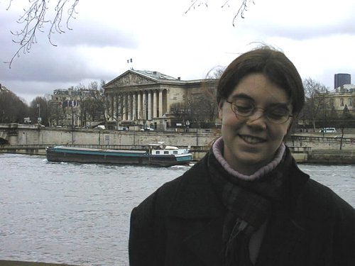 photo : 20 Lucie devant l Assemblee Nationale