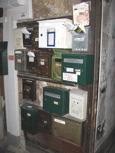 photo : 19 boites aux lettres dans traboule