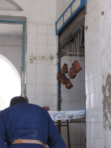 photo : 64 Viande qui pend dans la medina de Kairouan (19/05/2010)