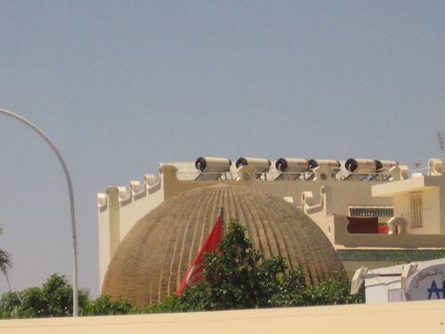 photo : 68 Chauffe eau solaire sur les toits de Kairouan (19/05/2010)