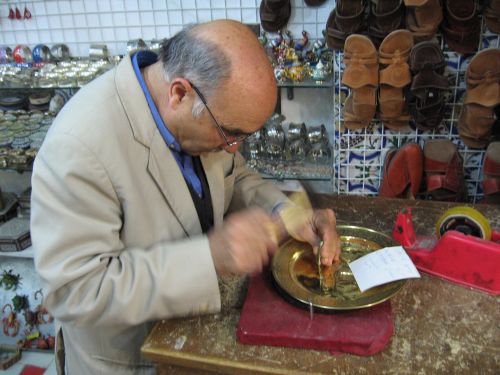 photo : 10 Artisan graveur de cuivre a Sousse (20/05/2010)