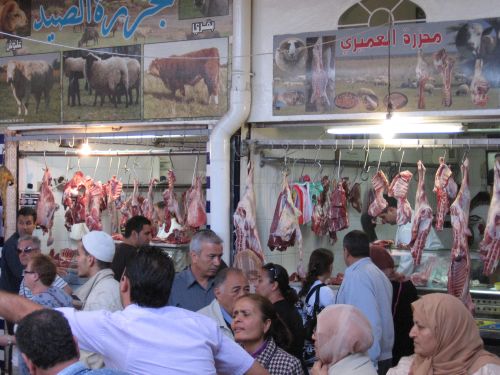 photo : 17 Viande qui pend au marche couvert de Monastir (21/05/2010)