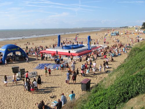 photo : bossaball tour haribo tharon plage 05 (04/08/2010)