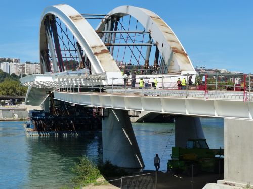 photo : Installation du pont Raymond Barre a Lyon 01 (03/09/2013)