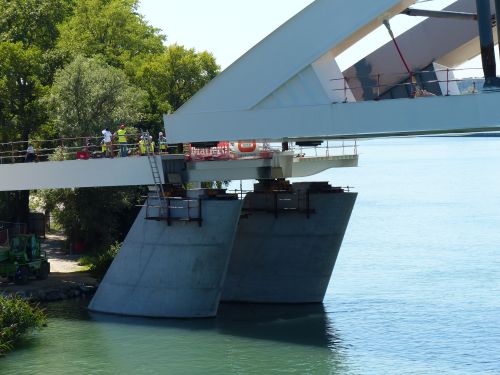 photo : Installation du pont Raymond Barre a Lyon 06 (03/09/2013)