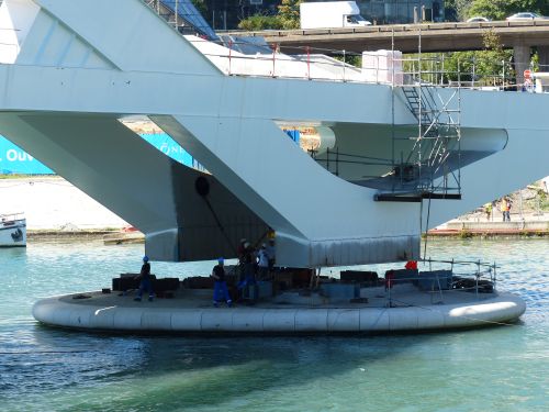 photo : Installation du pont Raymond Barre a Lyon 10 (03/09/2013)