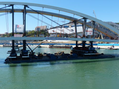 photo : Installation du pont Raymond Barre a Lyon 11 (03/09/2013)