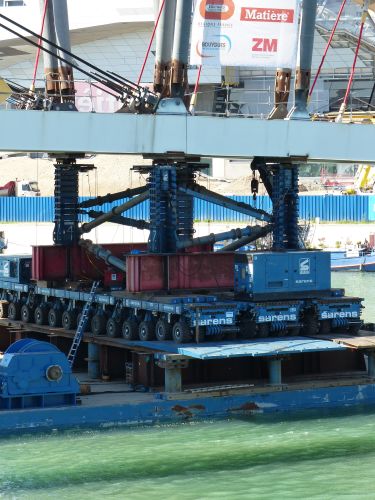 photo : Installation du pont Raymond Barre a Lyon 13 (03/09/2013)