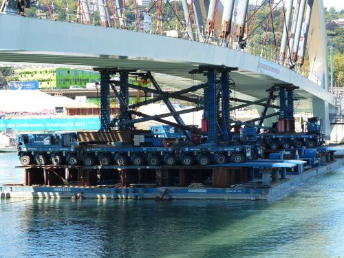 photo : Installation du pont Raymond Barre a Lyon 19 (03/09/2013)