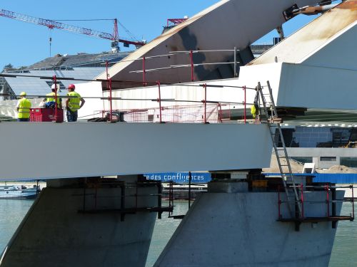 photo : Installation du pont Raymond Barre a Lyon 20 (03/09/2013)