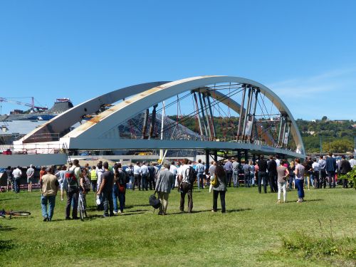 photo : Installation du pont Raymond Barre a Lyon 21 (03/09/2013)