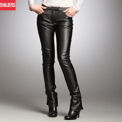 photo : pantalon slim cuir pas cher en solde a moins 70 pourcent soit 48 euros